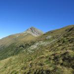 der Passo di Mem taucht vor uns auf. Am Horizont der Pizzo di Claro