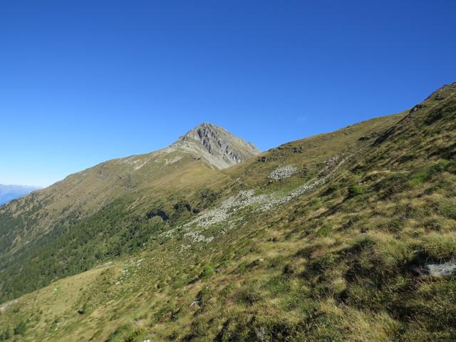 der Passo di Mem taucht vor uns auf. Am Horizont der Pizzo di Claro