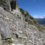 über Geröll und Schutt führt nun der Bergpfad am steilen Hang des Pizzo di Claro vorbei