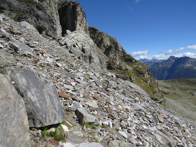 über Geröll und Schutt führt nun der Bergpfad am steilen Hang des Pizzo di Claro vorbei