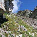 Blick hinauf auf die kleine Scharte vom Val Granda. Der Bergpfad zieht nun in diese Scharte hinein