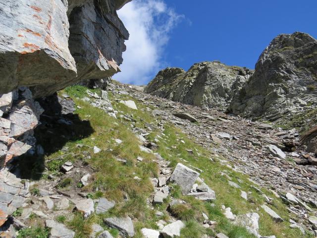 Blick hinauf auf die kleine Scharte vom Val Granda. Der Bergpfad zieht nun in diese Scharte hinein