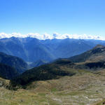 sehr schönes Breitbildfoto mit Blick ins Val Calanca. Rechts der Piz de Molinera und der Grat wo wir durchgelaufen sind