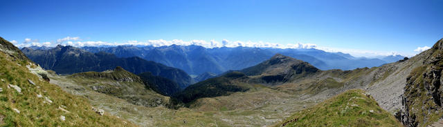 sehr schönes Breitbildfoto mit Blick ins Val Calanca. Rechts der Piz de Molinera und der Grat wo wir durchgelaufen sind