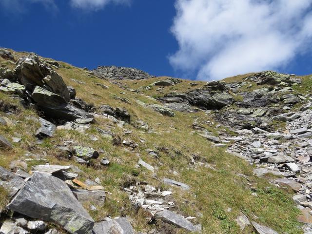 gut ersichtlich wie steil der Bergpfad hinaufführt