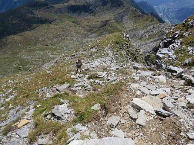 Blick zurück. Gut ersichtlich wie steil der Bergpfad ist, der auf den Gipfel des Pizzo di Claro führt