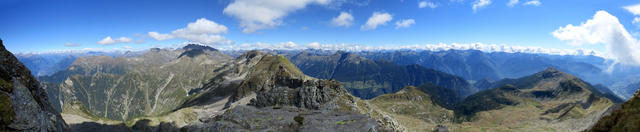 super schönes Breitbildfoto mit Blick in die Tessiner und Bündner Berge