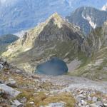 Tiefblick auf den Lago di Canee. Oberhalb vom Lago biegt der Bergpfad dannach links ab Richtung Capanna Brogoldone