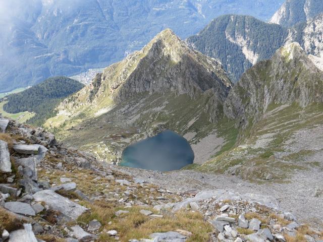 Tiefblick auf den Lago di Canee. Oberhalb vom Lago biegt der Bergpfad dannach links ab Richtung Capanna Brogoldone