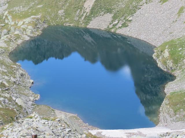 Blick auf den Lago di Canee. Auf ca. 2400 m biegt der Weg nun in einer Linkskurve vom Lago di Canee weg