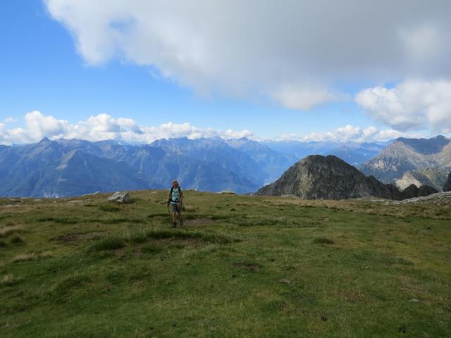 bei Punkt 2287 m.ü.M. verlieren sich die Wegspuren wieder im Gras