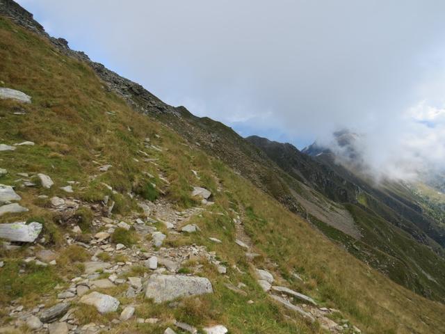 der Weg steigt nun wieder an. Wir müssen zum Grat bei Punkt 2362 m.ü.M.