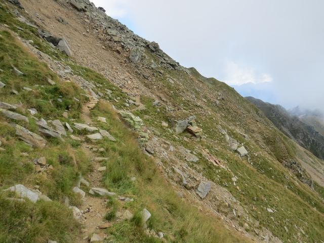 der Weg führt uns nun am steilen Hang vom Pizzo di Claro entlang