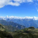 schönes Breitbildfoto mit Blick Richtung Leventina ca. bei Punkt 2362 m.ü.M. aufgenommen