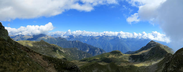 schönes Breitbildfoto mit Blick Richtung Leventina ca. bei Punkt 2362 m.ü.M. aufgenommen