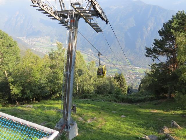 wir geniessen die Fahrt mit der Seilbahn, die uns hinunter ins Tal nach Lumino bringt