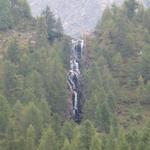 Blick hinauf zum kleinen Wasserfall beim Lago di Mognola