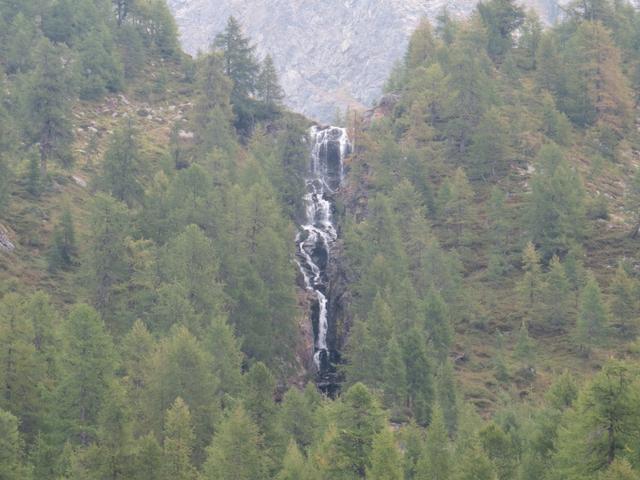 Blick hinauf zum kleinen Wasserfall beim Lago di Mognola