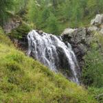 Blick auf den kleinen Wasserfall beim Lago di Mognola