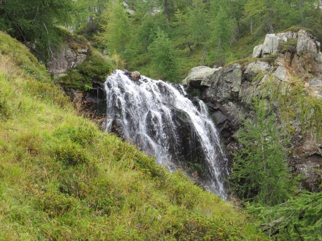 Blick auf den kleinen Wasserfall beim Lago di Mognola