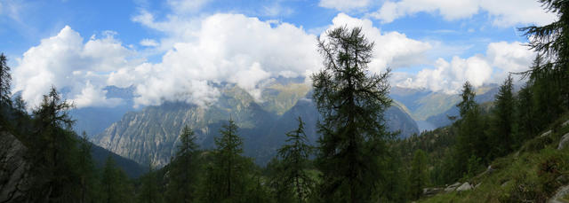 Breitbildfoto mit Blick zur gegenüberliegender Talseite des Val Lavizzara. Leider ist das Wetter nicht so gut