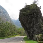 der Teufelsstein auf der Strasse nach Mogno