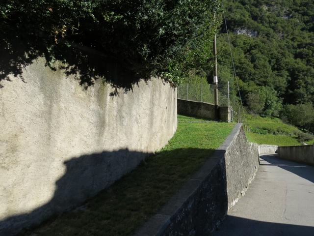 direkt gegenüber der Kirche ist der Wanderweg ersichtlich der uns auf die Sighignola bringen wird