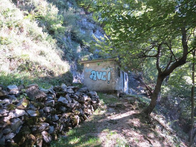 der Wanderweg führt an einem Wasserreservoir vorbei