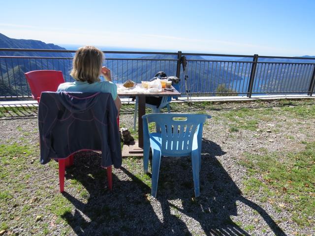 bei traumhafter Aussicht und super Wetter haben wir auf der Sighignola die Mittagspause eingelegt