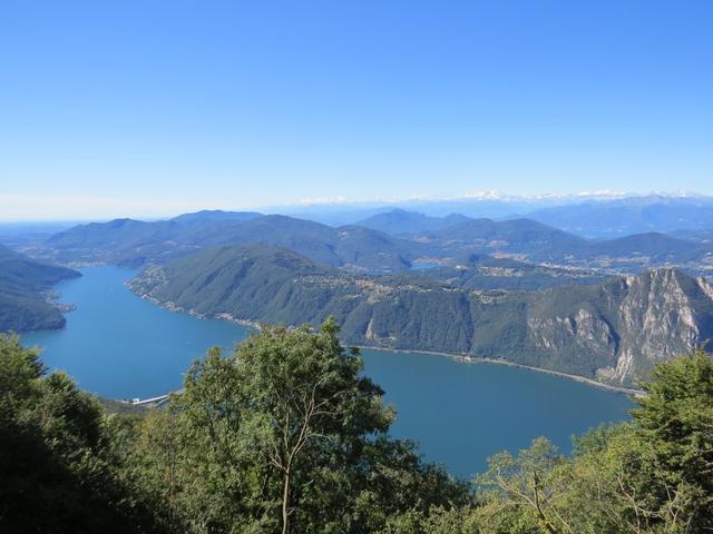 der Blick reicht vom San Salvatore über die ganze Hügelkette bis nach Morcote