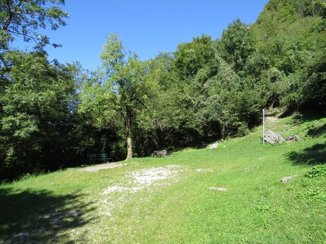 ein bisschen oberhalb von Cottima stossen wir wieder auf einem normalen Wanderweg mit Wegweiser