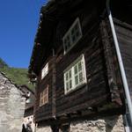 das Dorf besteht aus zahlreichen Holzhäusern (Blockbauten), die für die Leventina typisch sind