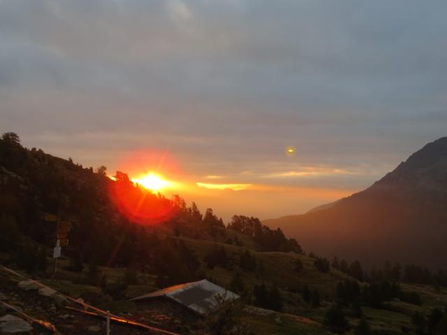 Sonnenaufgang bei der Capanna Sponda. In der Nacht hat das Wetter umgeschlagen