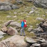 nach dem überqueren des kleinen Baches beginnt der Bergweg anzusteigen