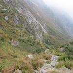 gut ersichtlich der Bergweg der in Serpentinen bei Punkt 1775 m.ü.M. ins Tal führt