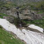 das Val Vegornèss ist ein typisches Gletschertal. Schmal, tief, schattig. Schnee liegt hier noch im Sommer