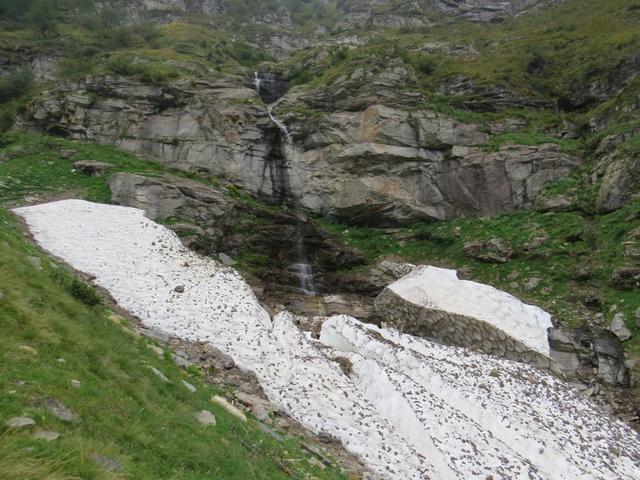 das Val Vegornèss ist ein typisches Gletschertal. Schmal, tief, schattig. Schnee liegt hier noch im Sommer