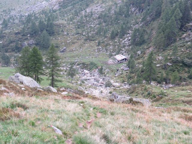 Blick von Corte della Pianca 1552 m.ü.M. zum Talgrund und auf Corte di Fondo 1478 m.ü.M.