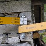 Wegweiser auf Corte di Fondo 1487 m.ü.M. hier haben wir die noch junge und schmale Verzasca überschritten