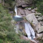 Blick auf die Junge Verzasca die über kleine Wasserfälle ins Tal hinunter fliesst