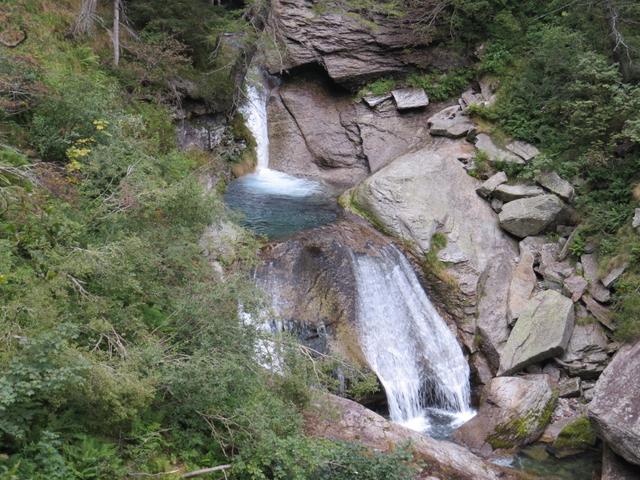 Blick auf die Junge Verzasca die über kleine Wasserfälle ins Tal hinunter fliesst