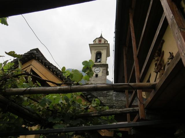 Blick auf die schöne Kirche von Sonogno