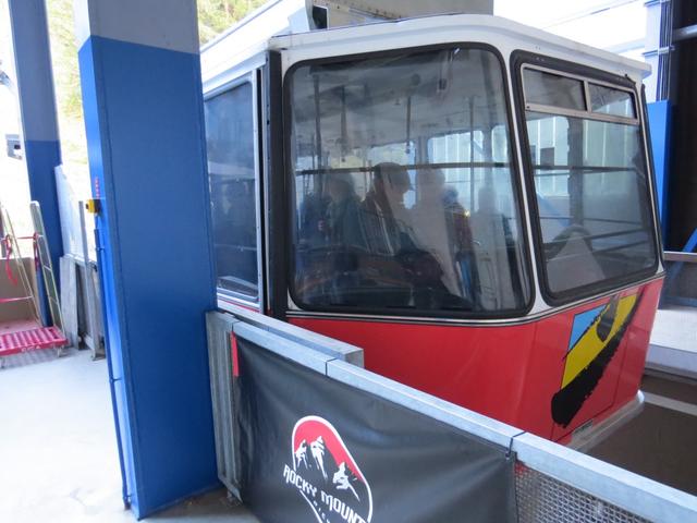 die grosse Gondelbahn fährt uns bequem von Leukerbad hinauf zur Rinderhütte