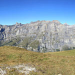 schönes Breitbildfoto mit Blick auf das Dalatal mit Trubelstock, Schwarzhorn und Daubenhorn