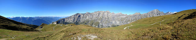 schönes Breitbildfoto mit Blick auf das Dalatal mit Trubelstock, Schwarzhorn und Daubenhorn