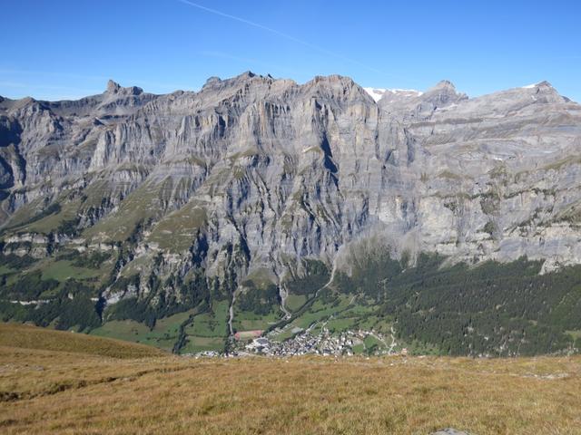 wir haben das Torrenthotel (im Sommer geschlossen) 2460 m.ü.M. erreicht, und schauen Richtung Leukerbad