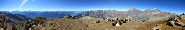 traumhaft schönes Breitbildfoto. Links schön aufgereiht die Wallier Alpen, das Rhonetal und rechts die Berner Alpen
