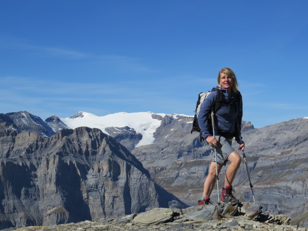 Mäusi ist von der Bergtour begeistert. Im Hintergrund der Wildstrubel