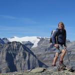 Mäusi ist von der Bergtour begeistert. Im Hintergrund der Wildstrubel