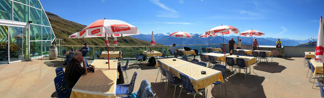 auf der schönen Terrasse bei der Bergstation Rinderhütte der Gondelbahn